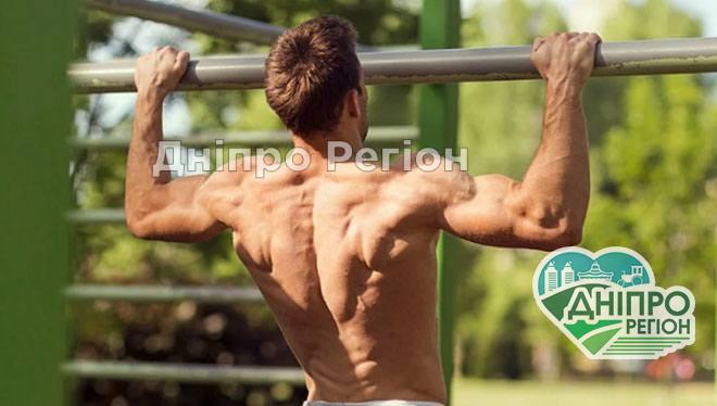 У Дніпрі в дворі школи побачили голого чоловіка, який займався спортом (ВІДЕО) У Дніпрі в дворі школи на турніку займається спортом голий чоловік (ВІДЕО)
