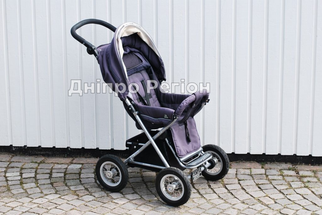 У Нікополі два мопедисти збили дитячу коляску з 6-місячним немовлям: дитина з травмами у лікарні У Нікополі два мопедисти збили дитячу коляску з 6-місячним немовлям: дитина з травмами у лікарні