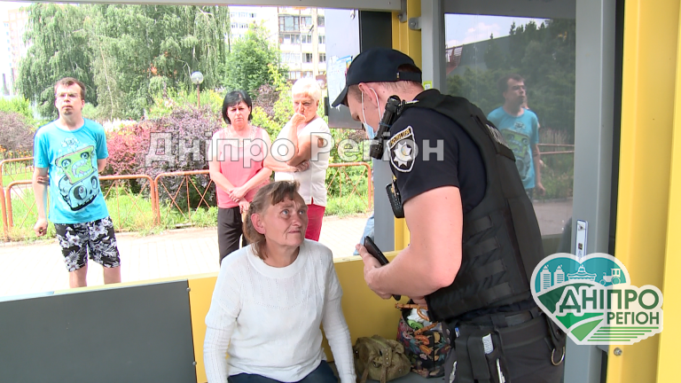 У Дніпрі знайшли бабусю, яка втратила домівку (ВІДЕО) У Дніпрі знайшли бабусю, яка втратила домівку (ВІДЕО)