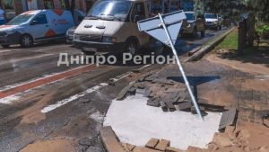 У Дніпрі дівчина по шию провалилась під землю на перехресті Яворницького і Барикадної (ФОТО)