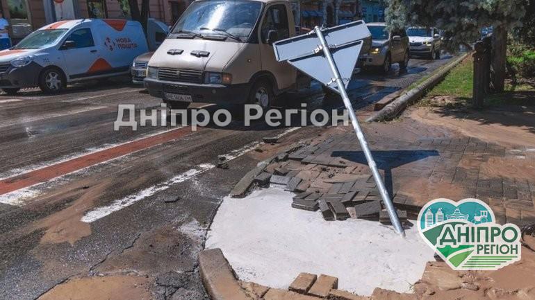 У Дніпрі дівчина по шию провалилась під землю на перехресті Яворницького і Барикадної (ФОТО) У Дніпрі дівчина по шию провалилась під землю: хто той чоловік, який її рятував