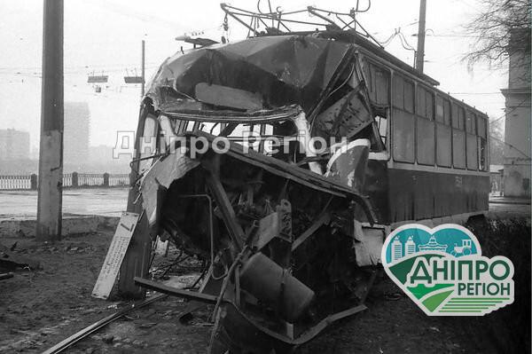 Трамвайна трагедія сталася 25-років тому: на Дніпропетровщині загинуло 34 людини (ФОТО) Трамвай смерті під Дніпром обірвав 34 життя: дорога всіяна тілами, кров і біль (ФОТО)