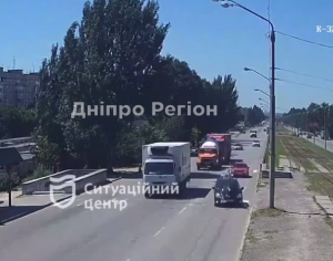 Пішохода підкинуло на кілька метрів: у Дніпрі машина збила чоловіка на зебрі (ВІДЕО)
