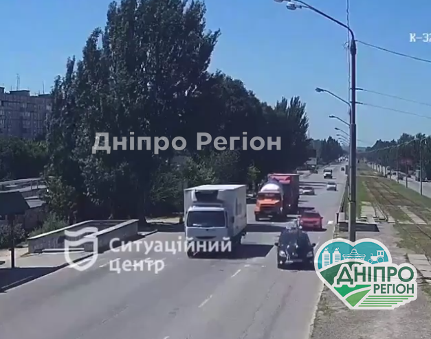 Пішохода підкинуло на кілька метрів: у Дніпрі машина збила чоловіка на зебрі (ВІДЕО) Пішохода підкинуло на кілька метрів: у Дніпрі машина збила чоловіка на зебрі (ВІДЕО)