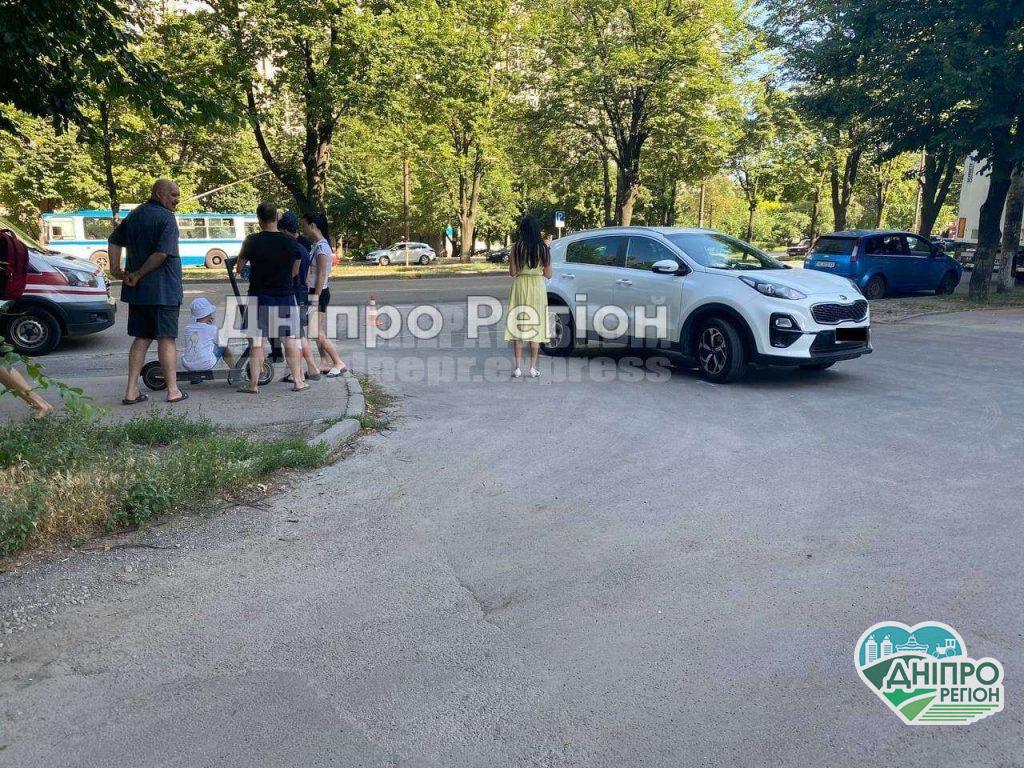 У Дніпрі жінка на авто збила двох дітей на самокаті У Дніпрі жінка на авто збила двох дітей на самокаті