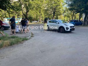 У Дніпрі жінка на авто збила двох дітей на самокаті