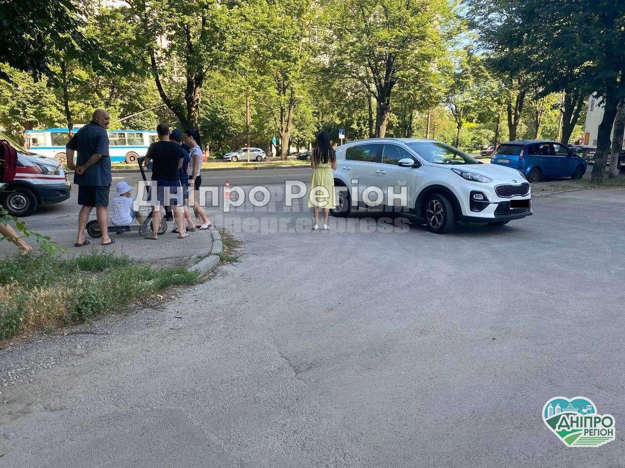 У Дніпрі жінка на авто збила двох дітей на самокаті