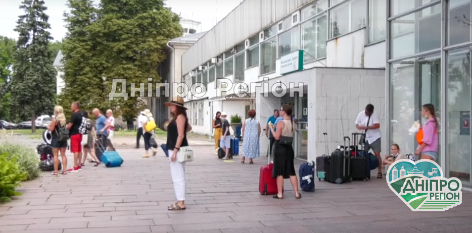 В аеропорту Дніпра у валізах крадуть речи пасажирів (ВІДЕО) В аеропорту Дніпра нишпорять у валізах і крадуть речі у пасажирів (ВІДЕО)