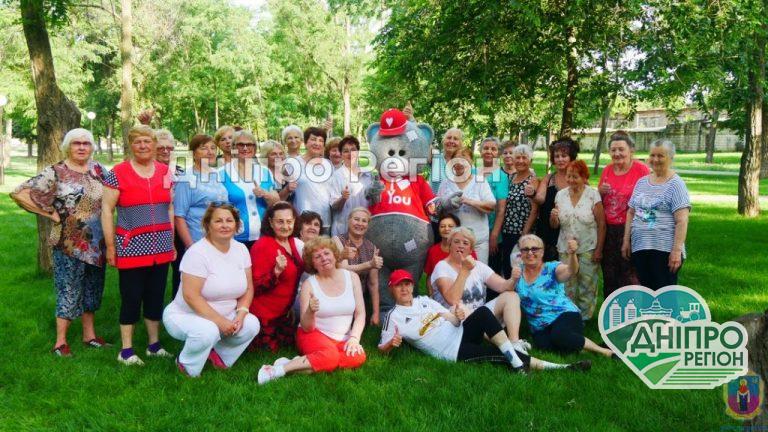 Спортивні бабусі - 4 роки разом: на Дніпропетровщині кожна субота починається із зарядки на свіжому повітрі