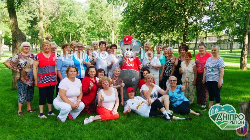 Спортивні бабусі – 4 роки разом: під Дніпром кожна субота починається із зарядки на свіжому повітрі Спортивні бабусі - 4 роки разом: на Дніпропетровщині кожна субота починається із зарядки на свіжому повітрі