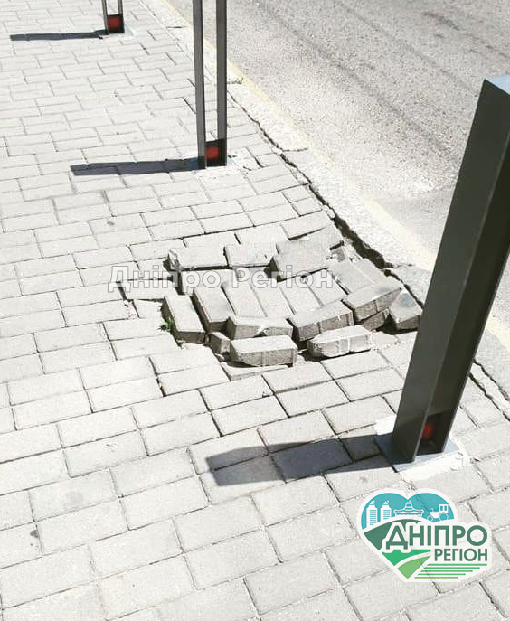 Де у Дніпрі відновили пошкоджену тротуарну плитку (ФОТО)