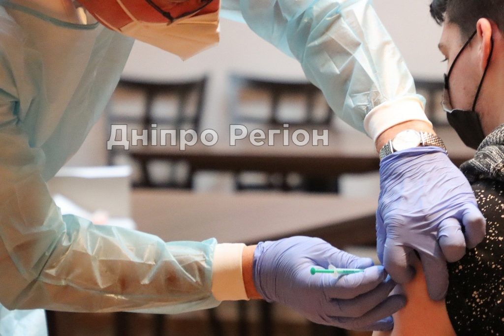 У центрах масової вакцінації у Дніпрі можна зробити щеплення вакциною Comirnaty (Pfizer) (адреси)