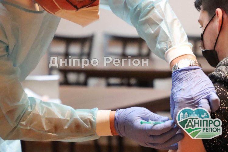 У центрах масової вакцінації у Дніпрі можна зробити щеплення вакциною Comirnaty (Pfizer) (адреси)