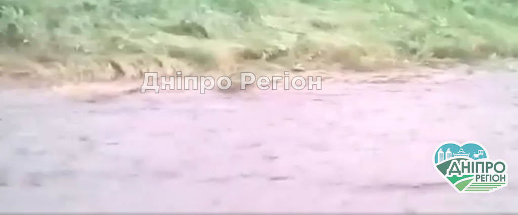 Водою знесло все: на Дніпропетровщині в селі посеред вулиці утворилася річка (ВІДЕО) Водою знесло все: на Дніпропетровщині в селі посеред вулиці утворилася річка (ВІДЕО)