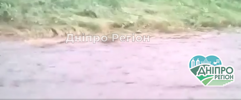 Водою знесло все: на Дніпропетровщині в селі посеред вулиці утворилася річка (ВІДЕО)
