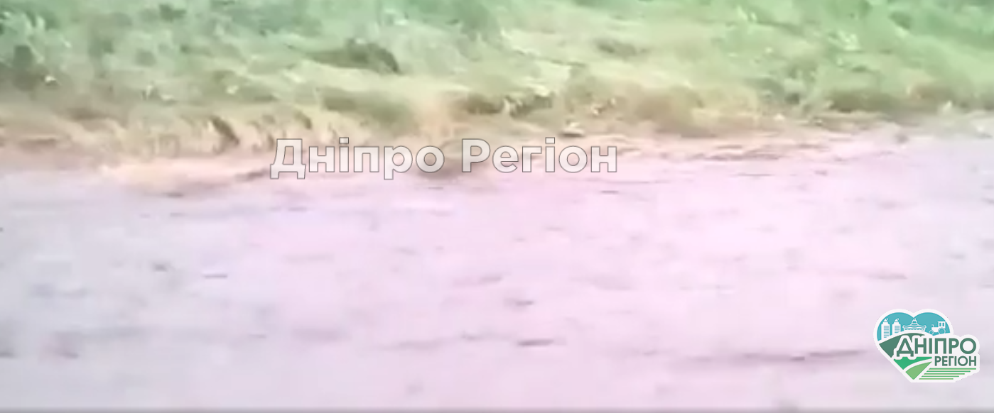 Водою знесло все: на Дніпропетровщині в селі посеред вулиці утворилася річка (ВІДЕО)
