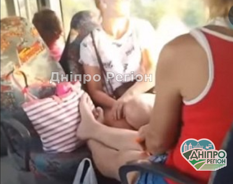 Під Дніпром пасажирка їхала в маршрутці, поклавши ноги на сидіння (ВІДЕО) Під Дніпром пасажирка їхала в маршрутці, поклавши ноги на сидіння (ВІДЕО)
