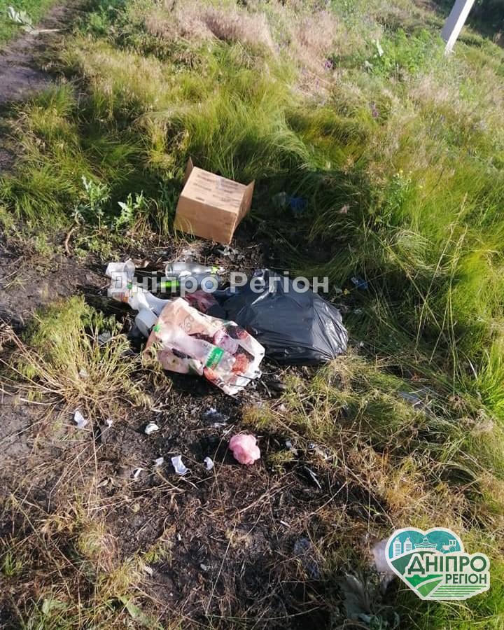 На Дніпропетровщині випускники після святкування на пляжі залишили смітник (ФОТО)