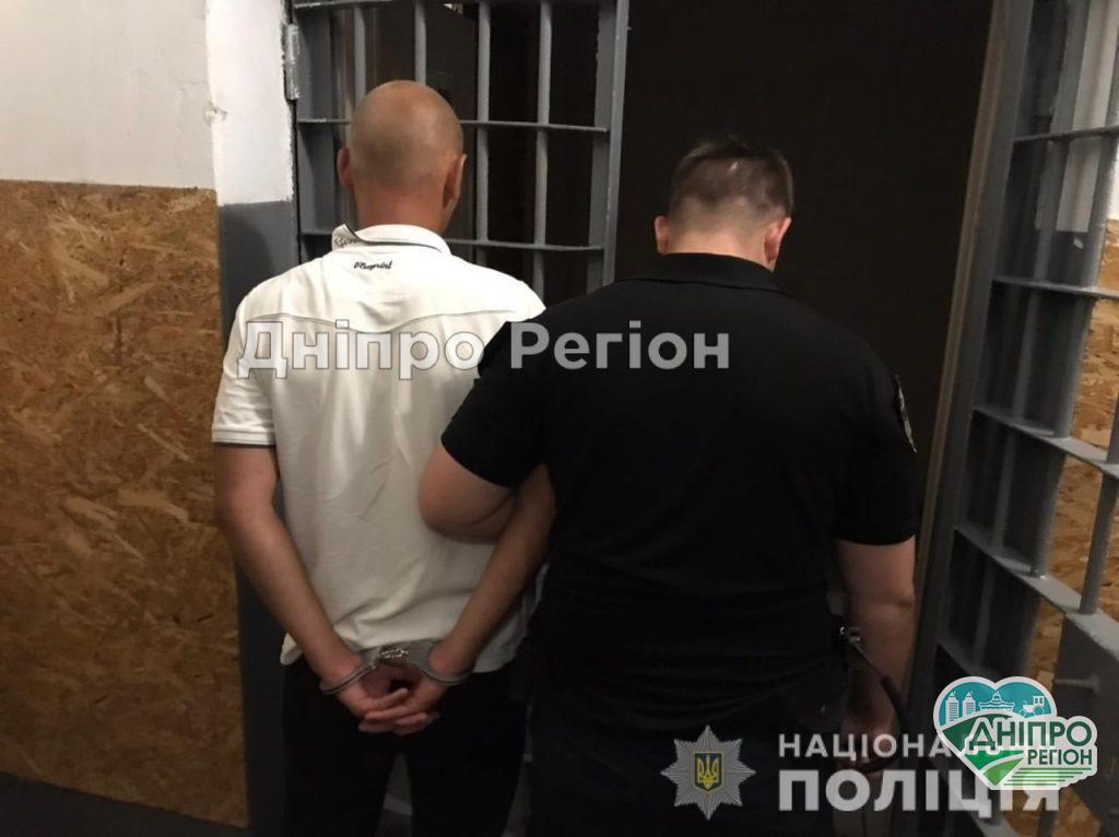 У Дніпрі цей чоловік зірвав із шиї жінки золотий ланцюжок (ФОТО)