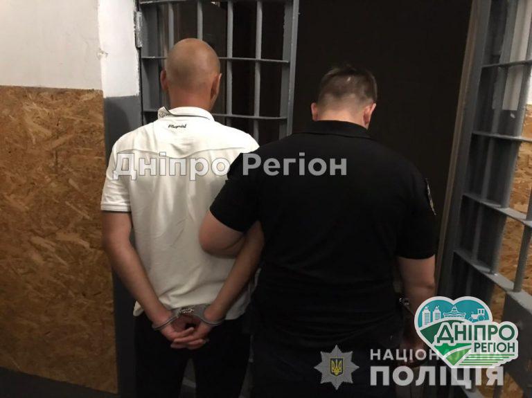 У Дніпрі цей чоловік зірвав із шиї жінки золотий ланцюжок (ФОТО)