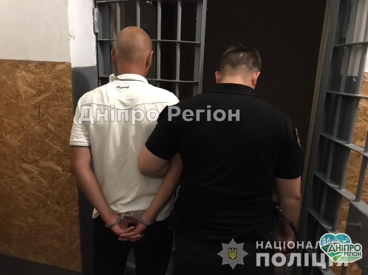 У Дніпрі цей чоловік зірвав із шиї жінки золотий ланцюжок (ФОТО)