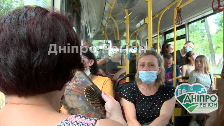 У Дніпрі в маршрутках люди втрачають свідомість (ВІДЕО) У Дніпрі в маршрутках люди втрачають свідомість (ВІДЕО)