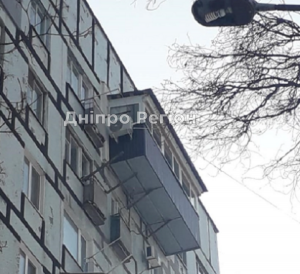 В Днепре на Тополе соорудили огромный незаконный царь-балкон (Фото)
