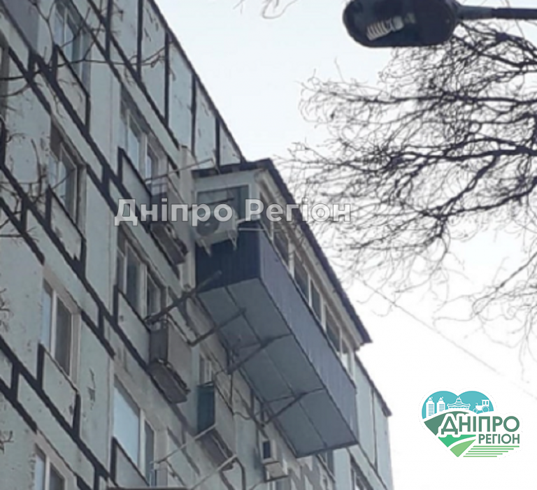 В Днепре на Тополе соорудили огромный незаконный царь-балкон (Фото)