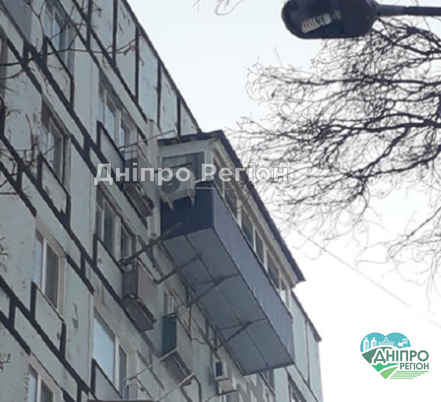 В Днепре на Тополе соорудили огромный незаконный царь-балкон (Фото) В Днепре на Тополе соорудили огромный незаконный царь-балкон (Фото)