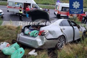 Женщина заснула за рулем: под Днепром 6 человек попали в ДТП, пассажиры попали в больницу