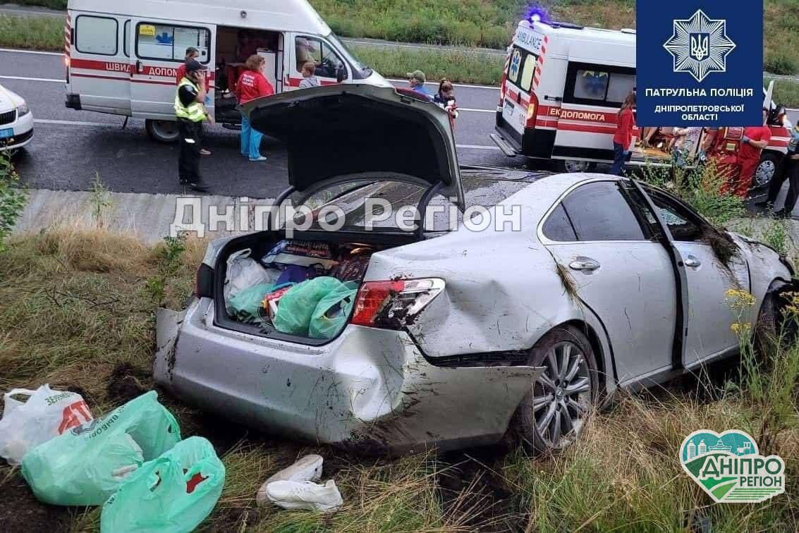 Женщина заснула за рулем: под Днепром 6 человек попали в ДТП, пассажиры попали в больницу