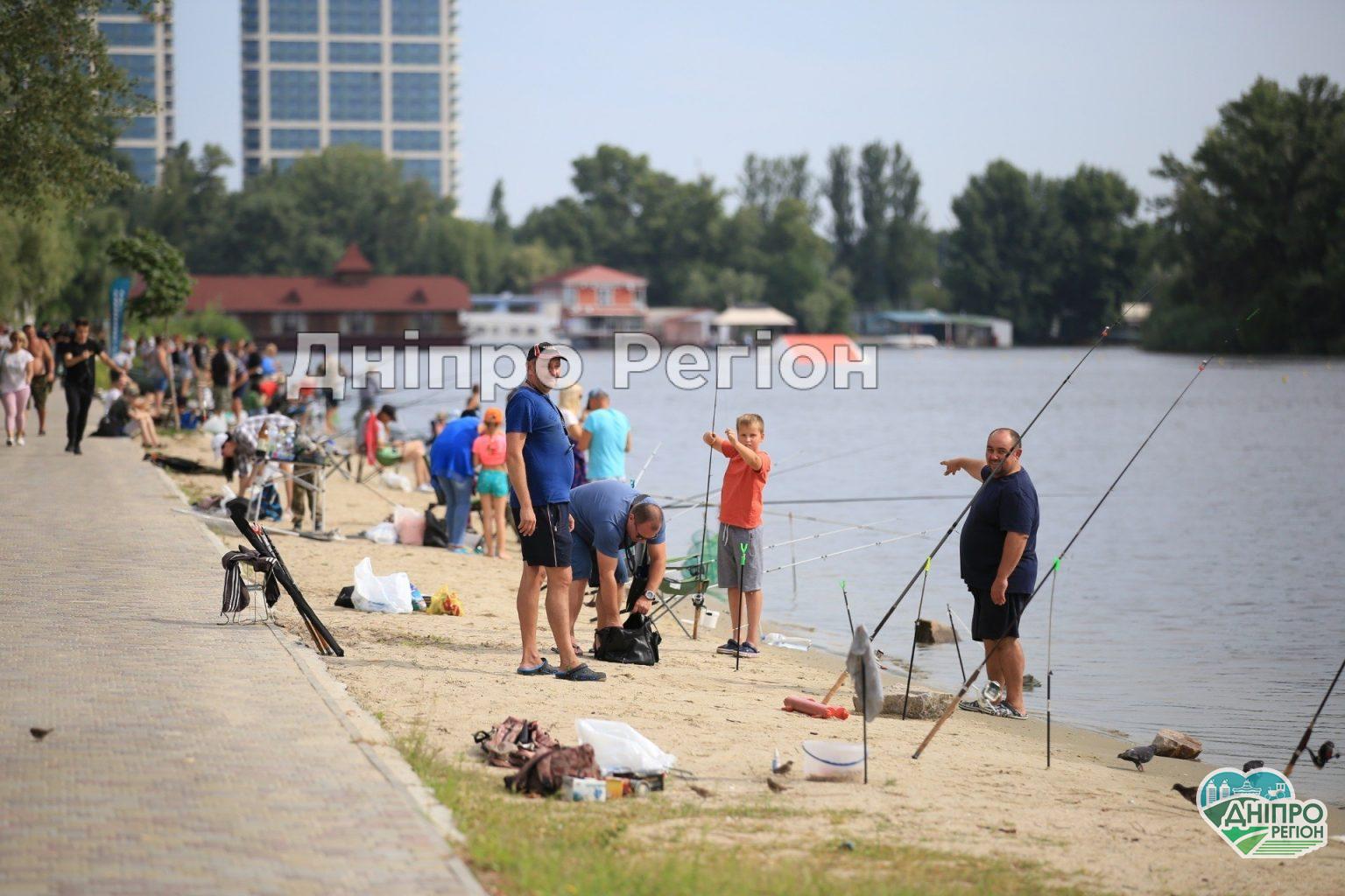 Діти рибалять, батьки допомагають: у Дніпрі пройшов перший дитячий рибальський фестиваль
