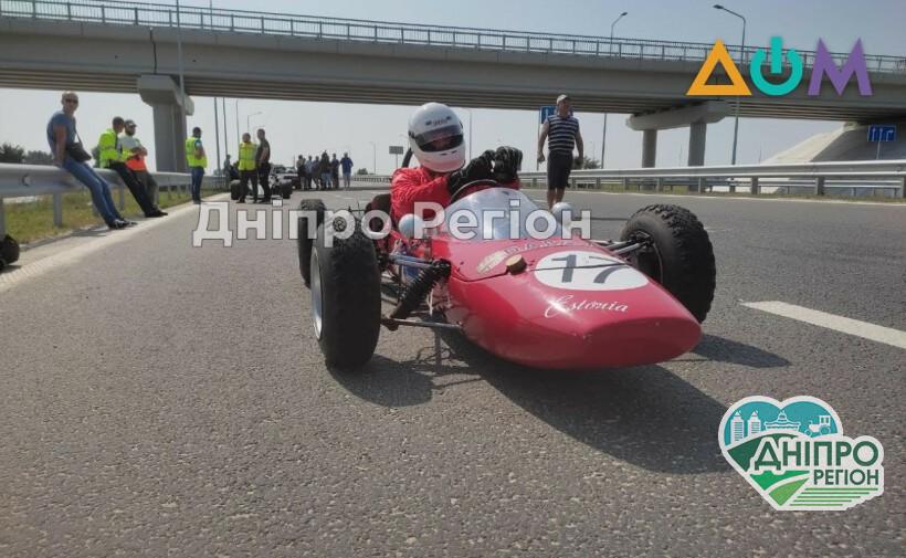 Идеально ровная: гонщики на спортивных болидах проверили трассу Днепр — Решетиловка (ФОТО)