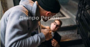 Чоловіки підійшли ззаду: у Дніпрі жорстоко побили і пограбували 19-річного хлопця