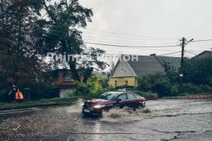 Днепр утонул в лужах: машины плавают по улицам (Фото, Видео)
