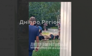У Дніпрі батько побив водія, який на зебрі мало не збив його сина (Відео)