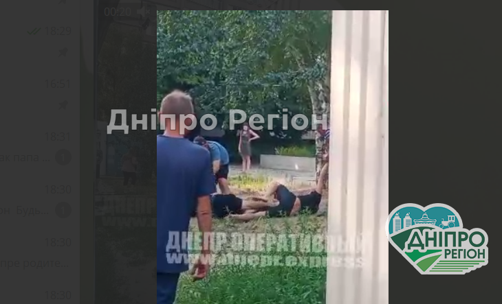 У Дніпрі батько побив водія, який на зебрі мало не збив його сина (Відео) У Дніпрі батько побив водія, який на зебрі мало не збив його сина (Відео)