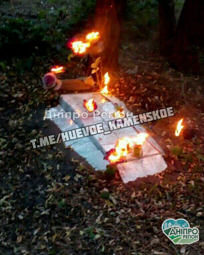 Под Днепром подростки на кладбище животных сломали и сожгли кресты (ФОТО) Под Днепром эти уникумы на кладбище животных поламали и сожгли кресты (ФОТО)