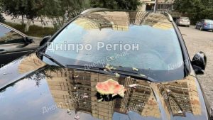 Не ставте машини під будинками: у Дніпрі з вікон викидають кавуни (Фото)