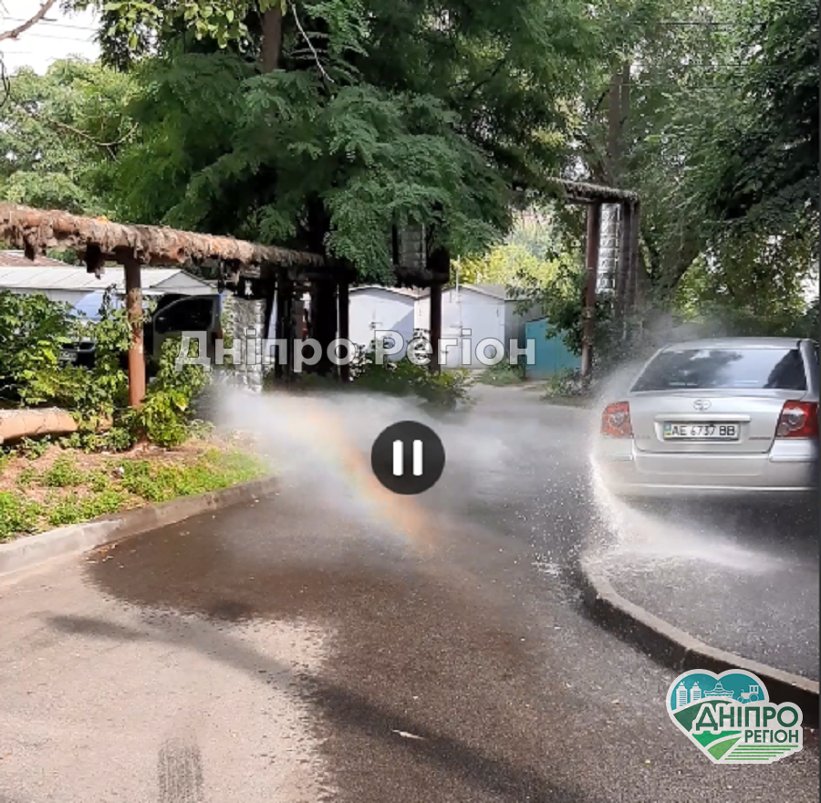 В Днепре по Юрия Савченко появился фонтан: люди боятся, что может рухнуть дом (ВИДЕО) В Днепре по Юрия Савченко появился фонтан: люди боятся, что может рухнуть дом (ВИДЕО)