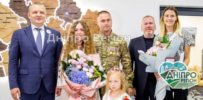У Дніпрі ключі від квартир отримали спортсменка Ярослава Магучіх та АТОвець Ігор Сулім