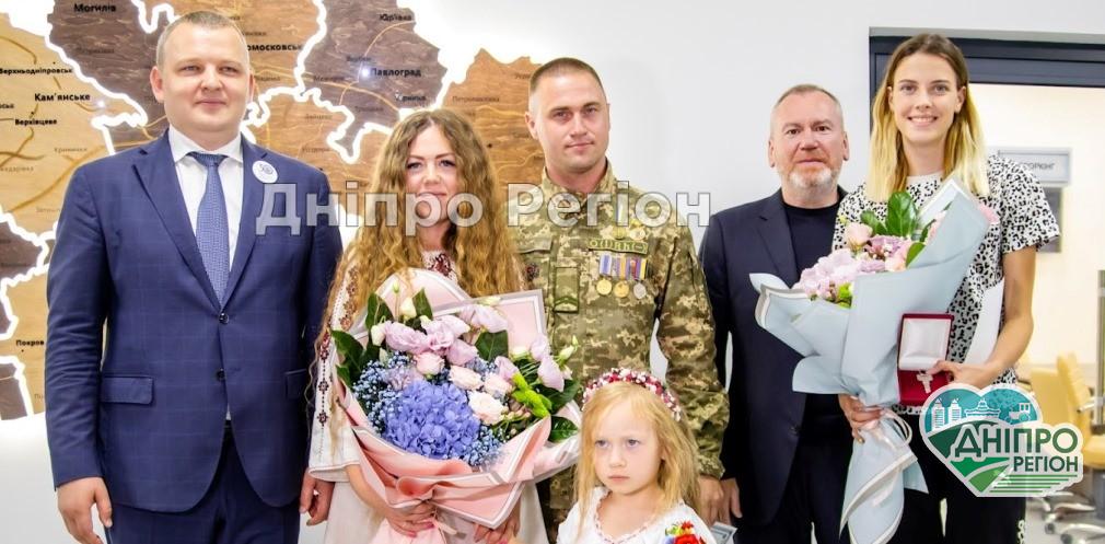 У Дніпрі ключі від квартир отримали спортсменка Ярослава Магучіх та АТОвець Ігор Сулім У Дніпрі ключі від квартир отримали спортсменка Ярослава Магучіх та АТОвець Ігор Сулім