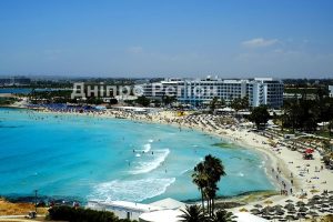 На популярних курортах вводять комендантську годину