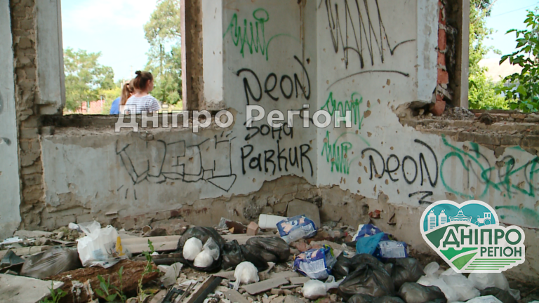 У Дніпрі на території колишньої школи по Моніторній занедбану будівлю перетворили на наркопритон У Дніпрі на території колишньої школи по Моніторній занедбану будівлю перетворили на наркопритон