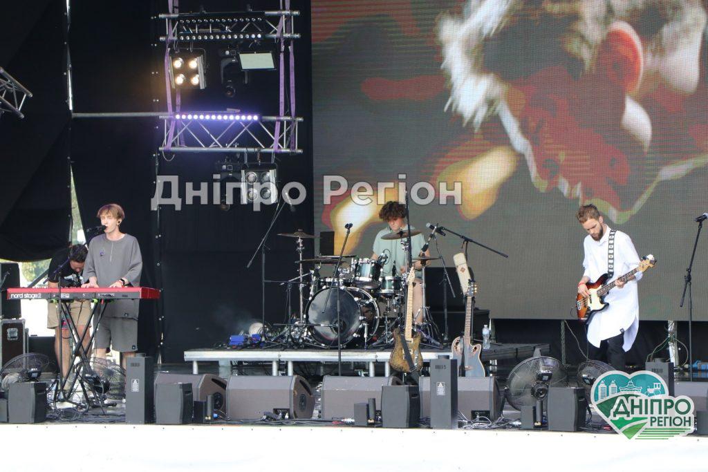 Відомі виконавці, гурти і тисячі фанатів фестивального життя – у Дніпрі стартував БezViz