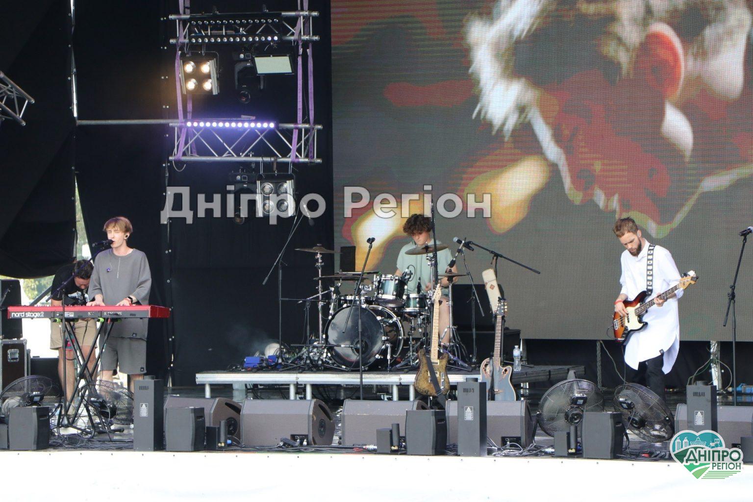 Відомі виконавці, гурти і тисячі фанатів фестивального життя – у Дніпрі стартував БezViz