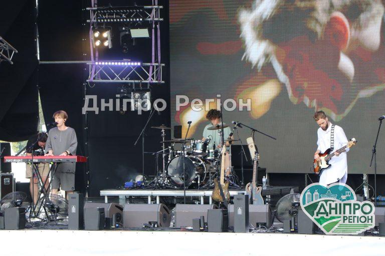 Відомі виконавці, гурти і тисячі фанатів фестивального життя – у Дніпрі стартував БezViz Відомі виконавці, гурти і тисячі фанатів фестивального життя – у Дніпрі стартував БezViz