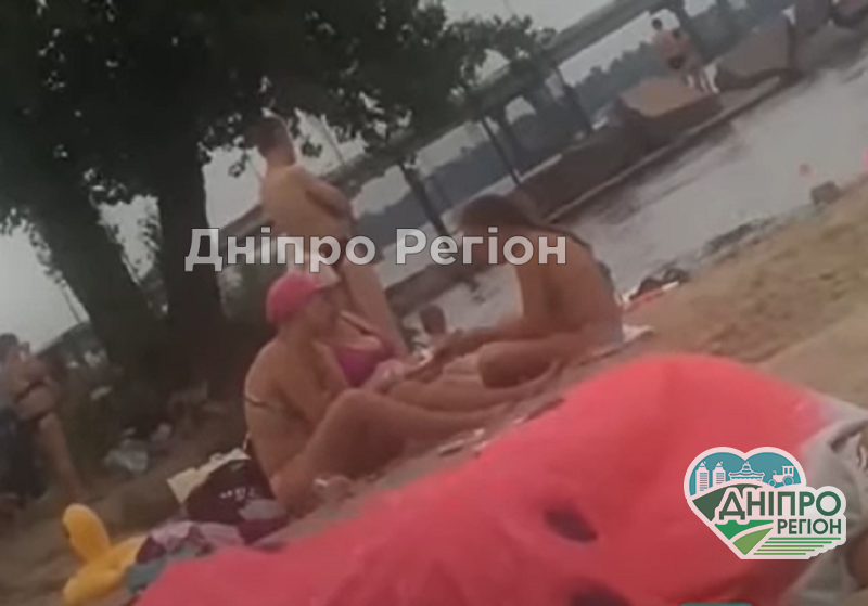 У Дніпрі на Воронцовському пляжі усі спостерігали за молодою парою (ВІДЕО)