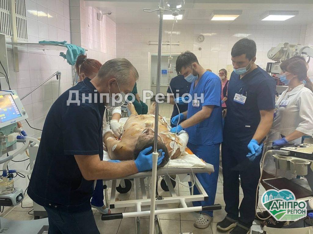 В квартиру влетіли 2 снаряди: У Дніпрі рятують життя чоловіка з Красногорівки Пив чай на кухні, а в квартиру прилетіли 2 снаряди: у Дніпрі рятують життя чоловіка з Красногорівки