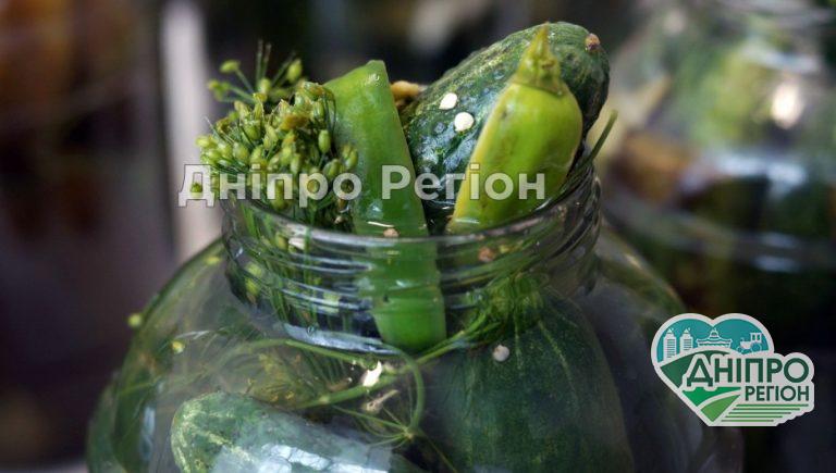 Малосольні огірки в пакеті: дуже швидкий та смачний рецепт (Відео)
